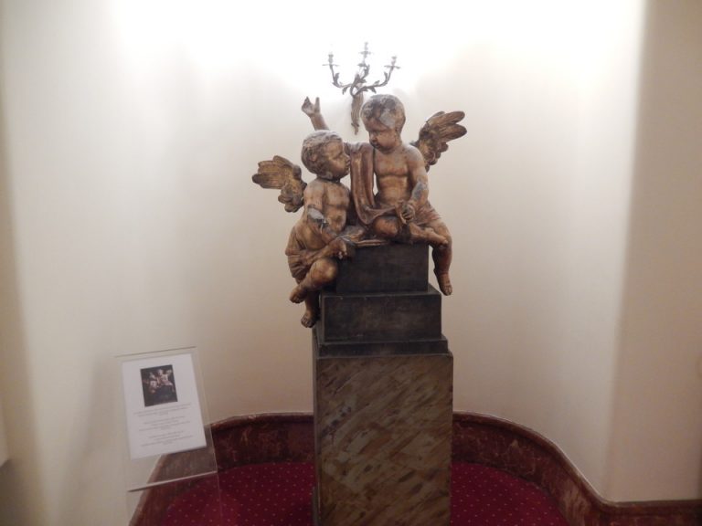 階段にあった彫刻