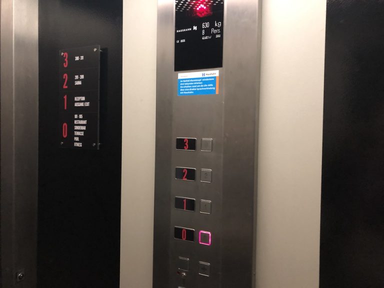 エレベーターは狭くなく快適でした。ドイツ式で0階が日本の1階にあたります。