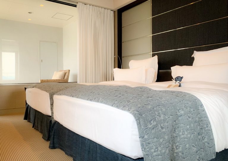 09_ベッドルームの奥は、バルコニーになっている。 寝そべることのできるチェアーがあるので、瀬戸内海を眺めながらゆったりすることが可能