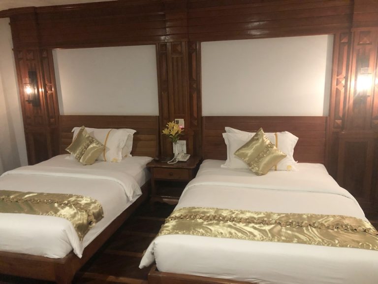 ツインルームのベッド。部屋の電気の調節ボタンが中央についていました