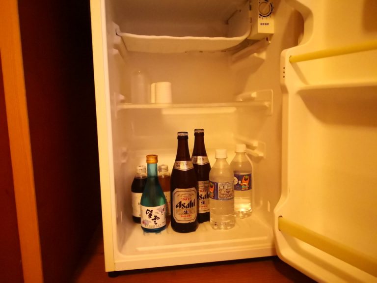 27_望雲_客室_冷蔵庫(開けた状態)