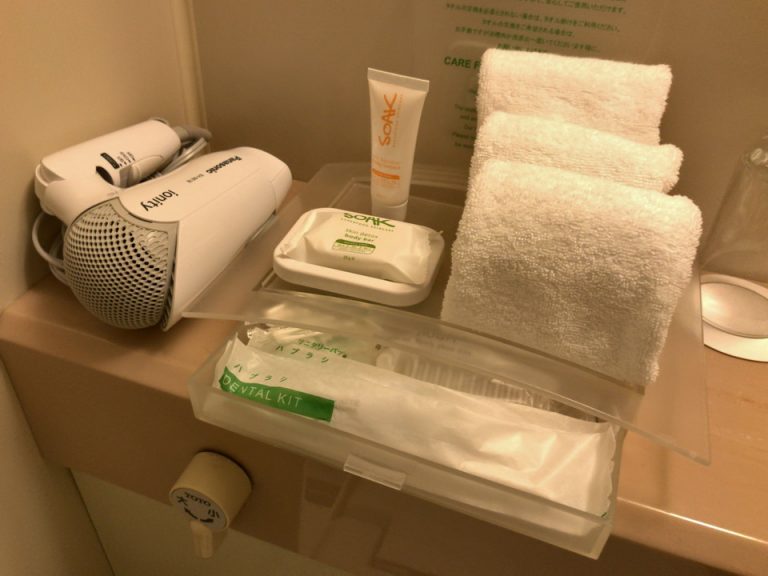 アクリルケースにアメニティーが入っている