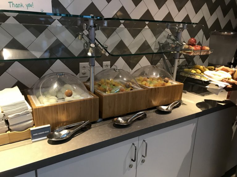 ゆで卵やチーズにフルーツなど