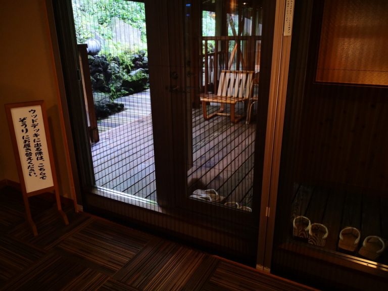 望雲_ホテル内の特徴的な施設_ウッドデッキ