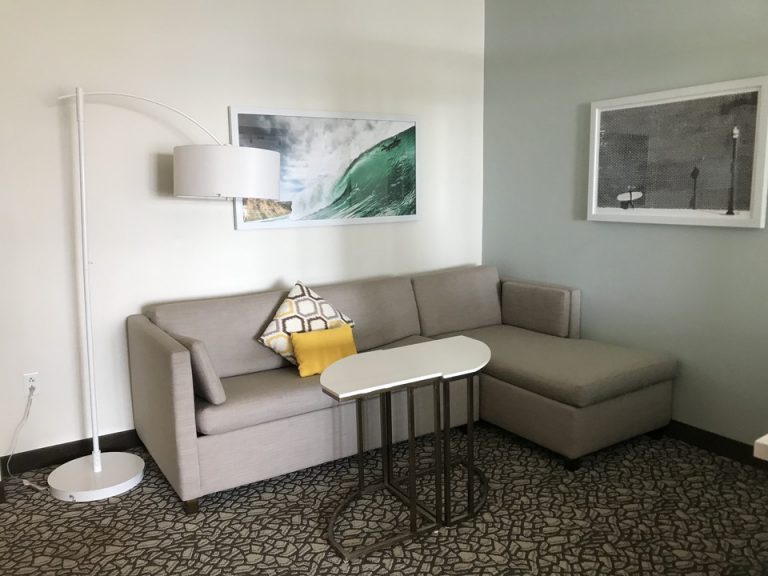 エル字型のソファー