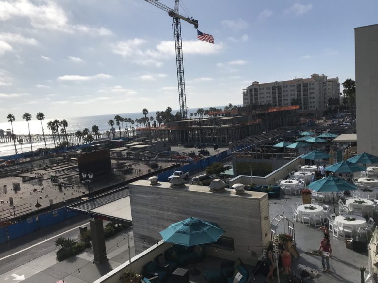 二階は奥はhello bettyレストランの二階にあたり白いテーブルではプライベートパーティが行われていて、手間がホテルの二階部分になっていました。