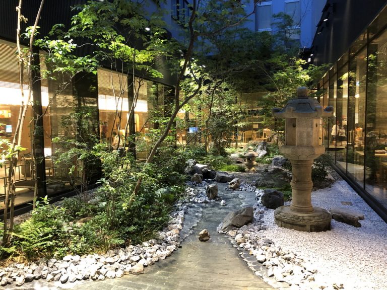 中庭夜
