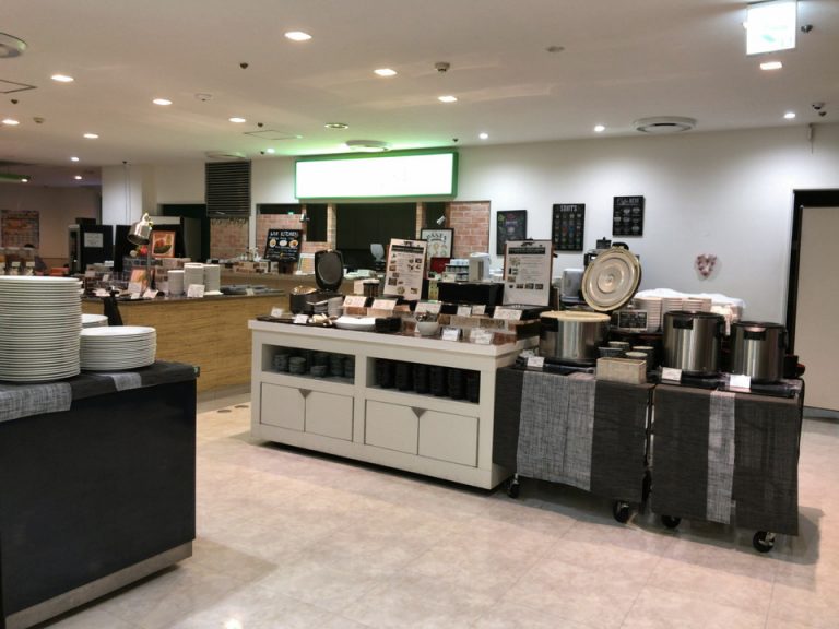 料理は会場の真ん中に置かれている