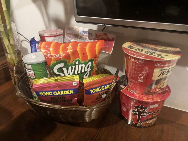 TVの左側に有料でスナックが置いてありました