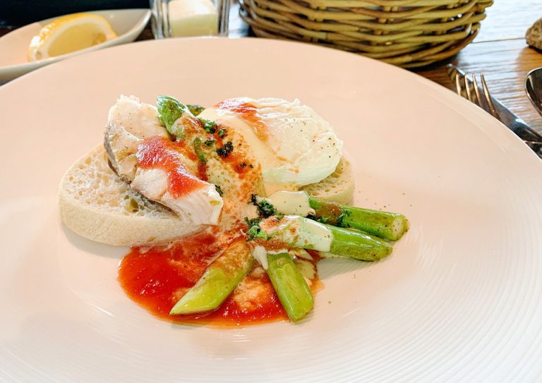 朝食のメイン。こちらは鯛と春野菜のエッグベネディクト