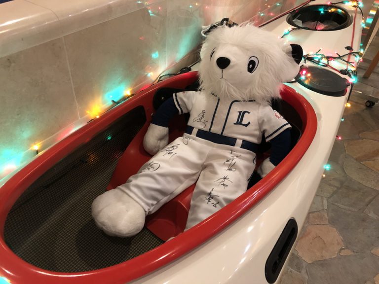 フロント隣のカヌーの中のぬいぐるみ