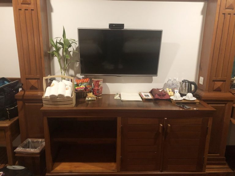 ベッド側からみたTV。