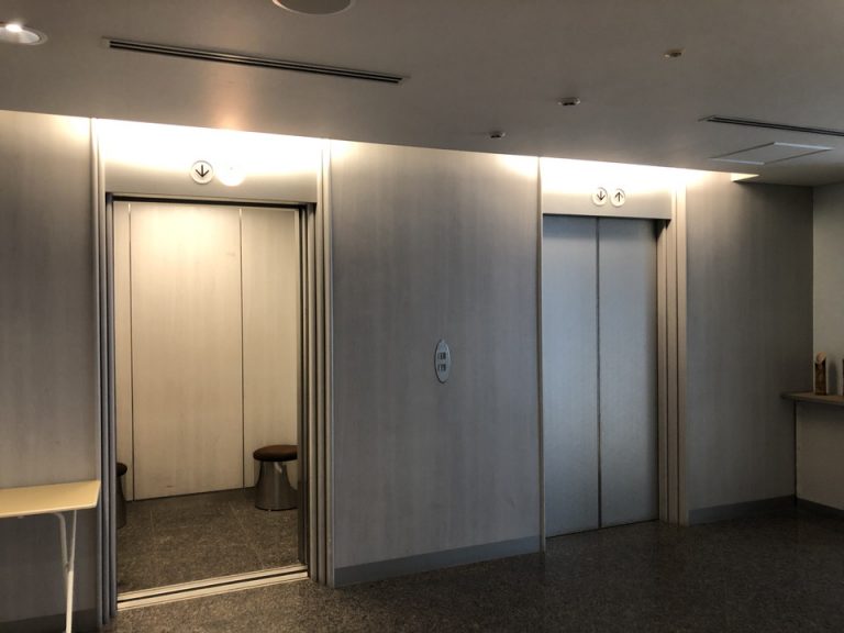 フロント階エレベーターロビー