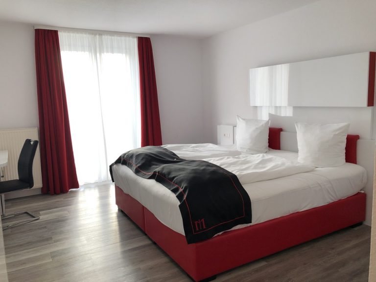 白と赤を基調とした部屋で、清潔で明るく過ごしやすかったです。