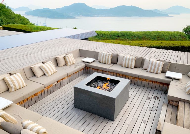 05_ランドスケープと暖炉。広々としているのでゆったり過ごすことができる