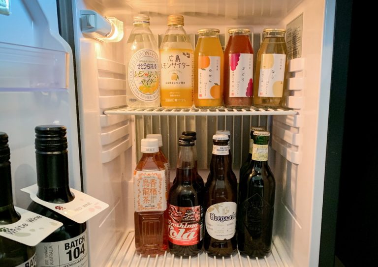 20_ソフトドリンクからアルコールまで、ご当地の商品がずらりと並ぶ