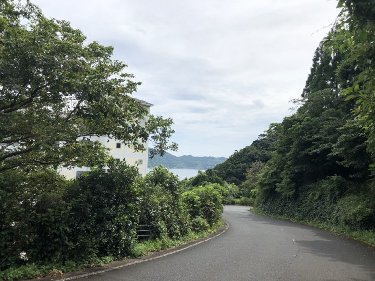 坂道上って下りてホテルへ