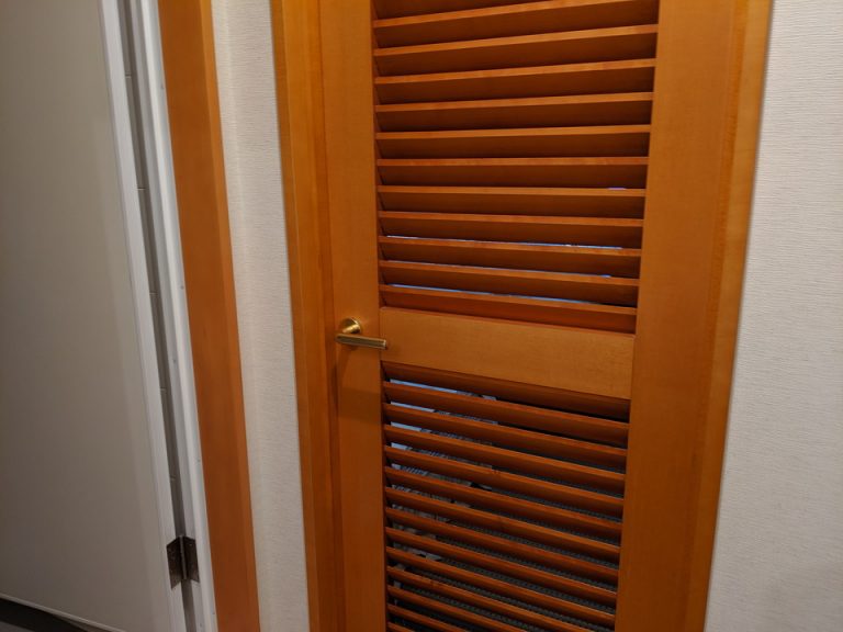 2階ロフト_バスルーム内から入口