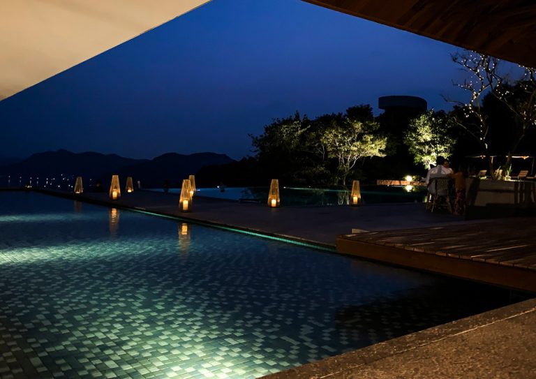 08_プール越しの瀬戸内海