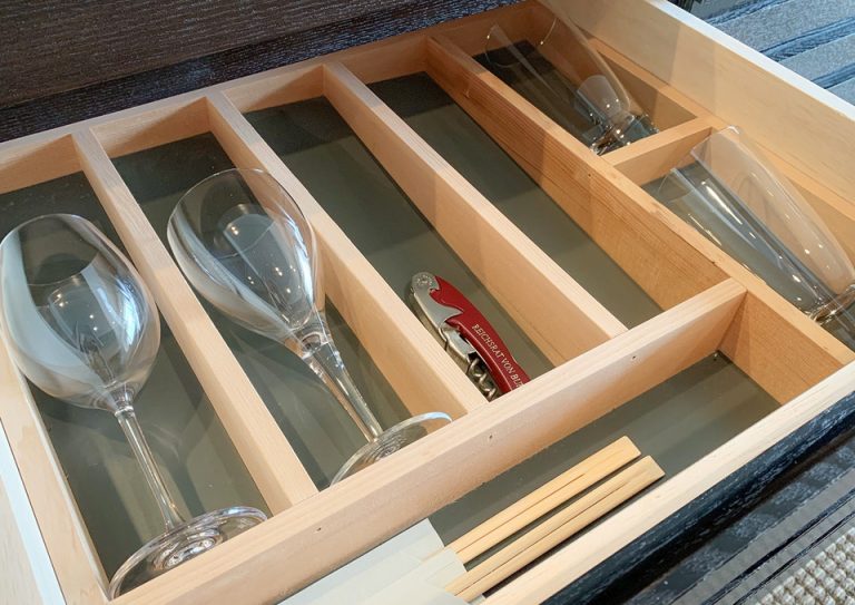 12_ワインや、その他のアルコール用にもグラスの用意があった。ラーメン用なのか、お箸も2膳用意があった