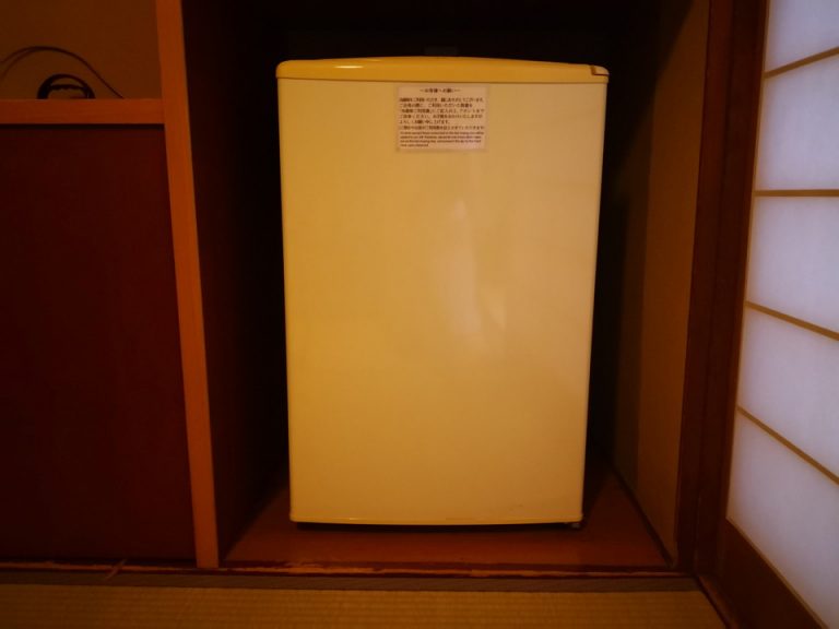 26_望雲_客室_冷蔵庫(閉じた状態)