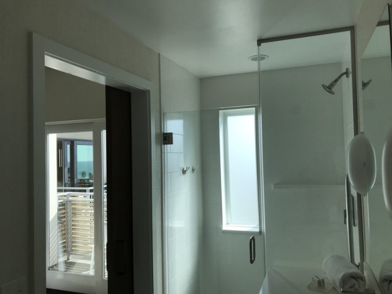 角部屋だったのでちょうど向かいの部屋のバルコニー朝近距離でシャワーのときは必ず扉を閉めないと丸見えにもなりました!