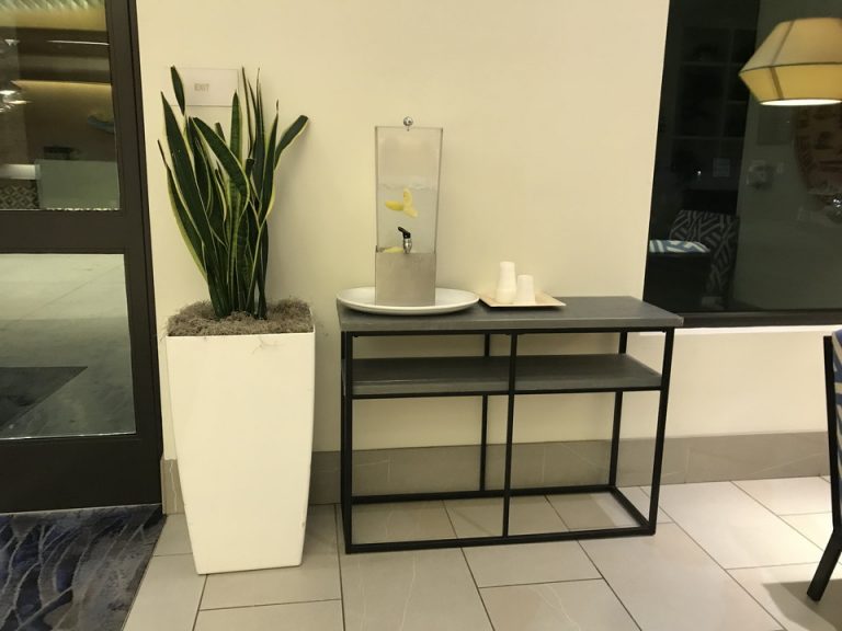 エントランスにはリフレッシュメントウォーターステーションがありました。