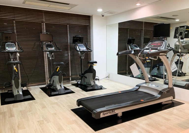 ジム。マシンは少なめ。覗いたときは誰も使用していなかった