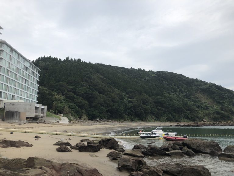 ホテル前のビーチ