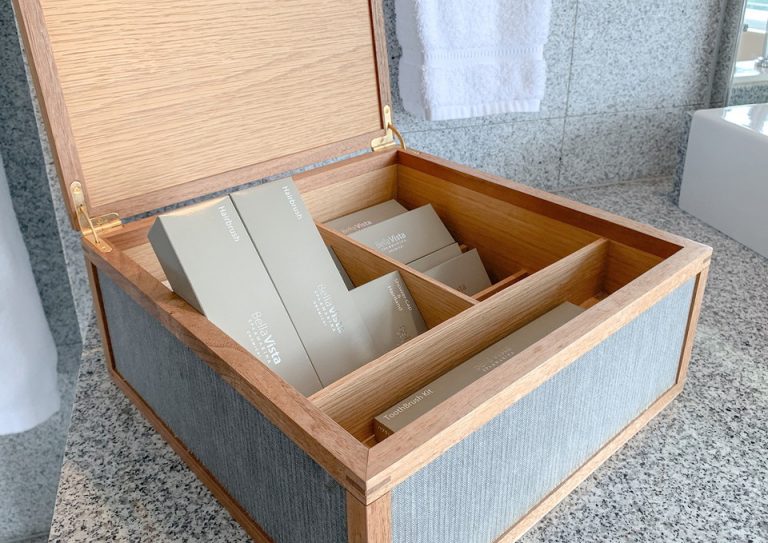 06_宝石箱のような箱にアメニティーがびっしりつまっている