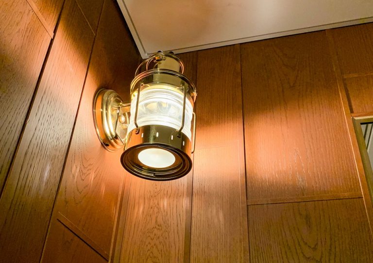 エレベーターの中のライト