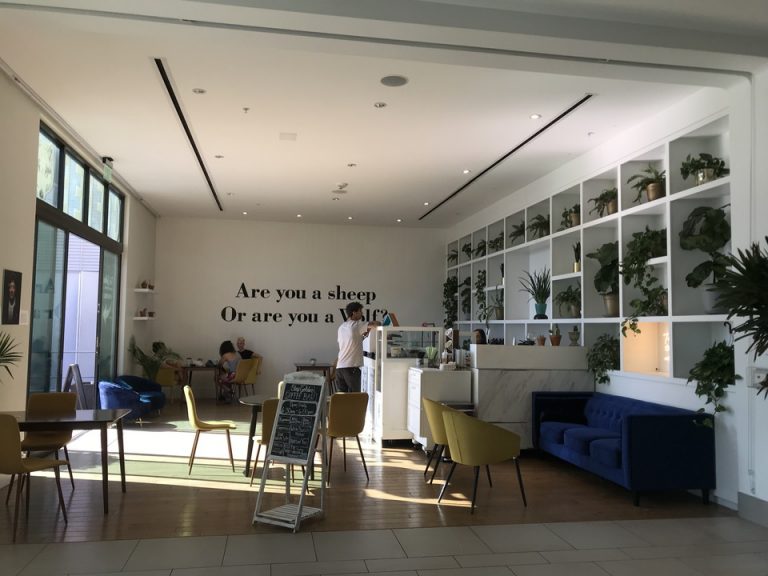 フロント横にはかふぇがありました。