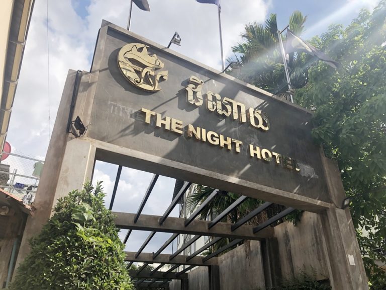 ホテル入り口(昼)