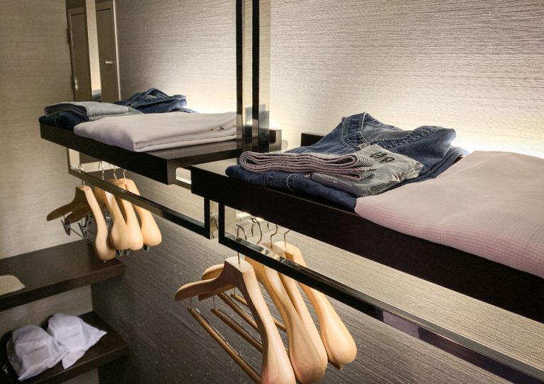 14_クローゼットの中には、館内着、パジャマ、室内用のスリッパなどが入っていた