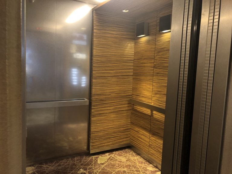 エレベーター内