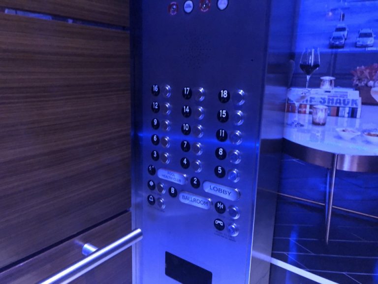 エレベーター内