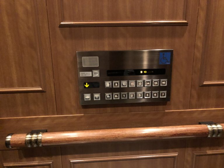 エレベーター内