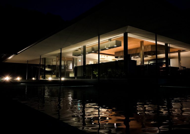 夜のエレテギア、外観