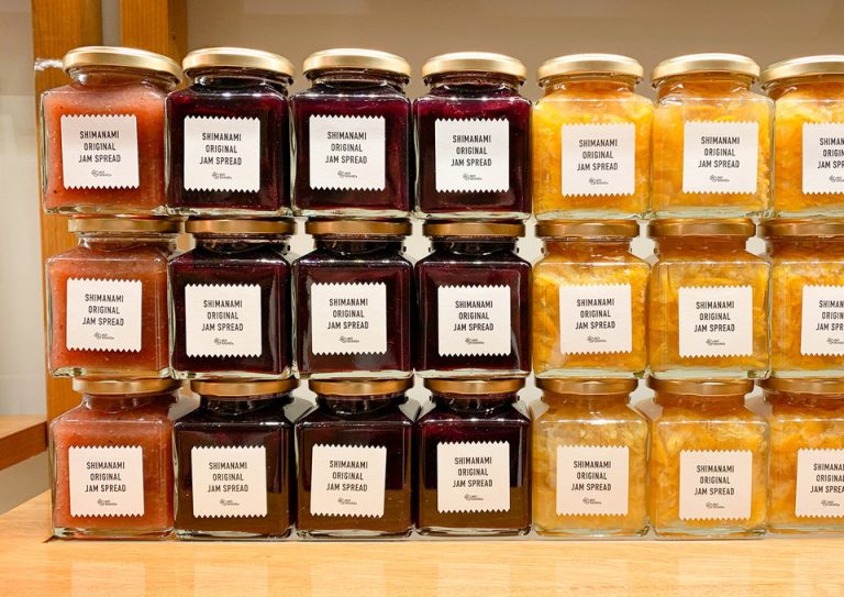 02_ご当地の商品が並んでいた