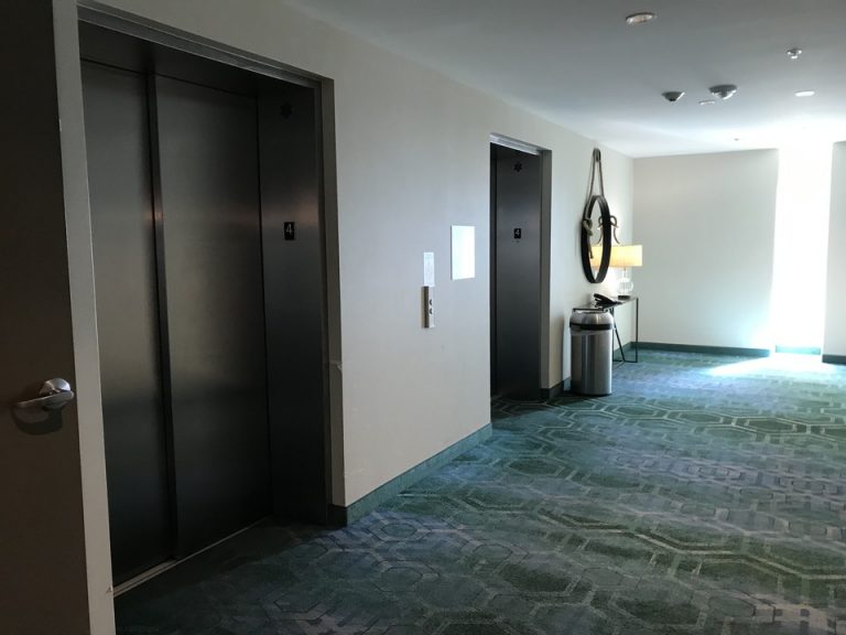 宿泊階エレベーターホール