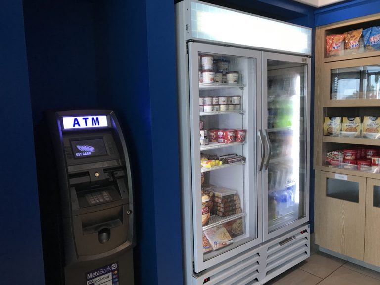 フロント横のスナックコーナー。ATMもありました