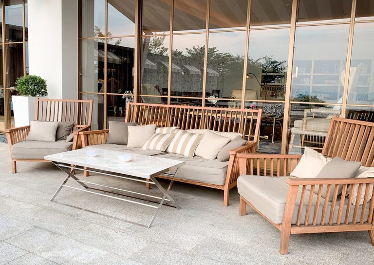 04_座り心地のよいチェアーで、ランドスケープ越しの瀬戸内海を眺めることができる