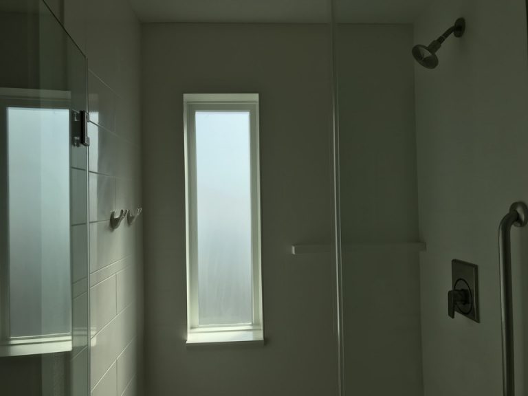 シャワーブースの中には水着などを光切れる服とうっすら光を感じれる窓がありました。