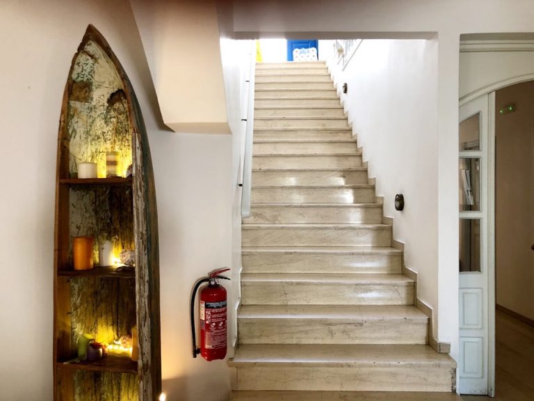 フロント階の階段