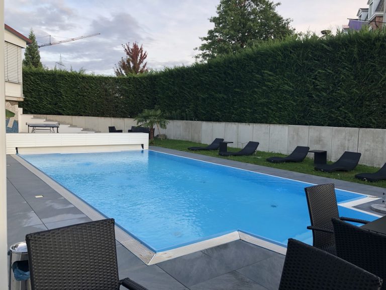 朝食会場の外にはプールがあり、綺麗でした。夜にはカバーされ、常に水も循環されています。