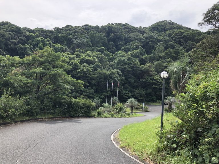 ホテル坂道を上って下りると駐車場