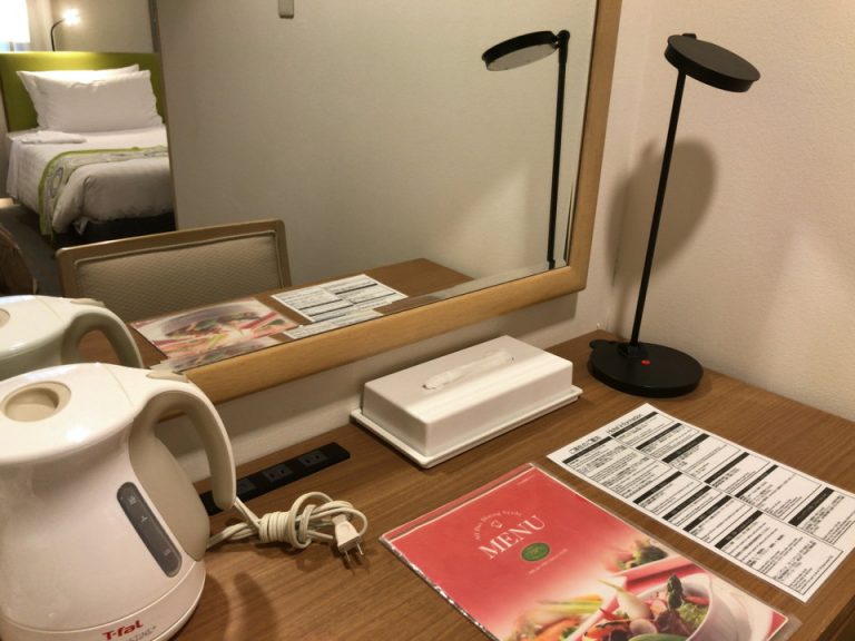 デスクの上には様々な物が