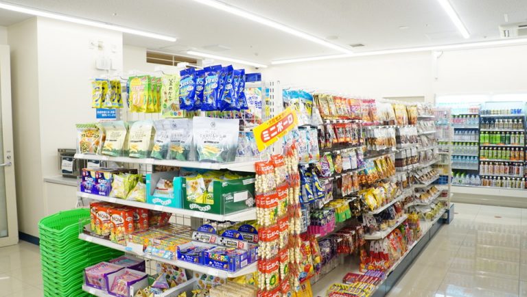 ホテル内コンビニ中