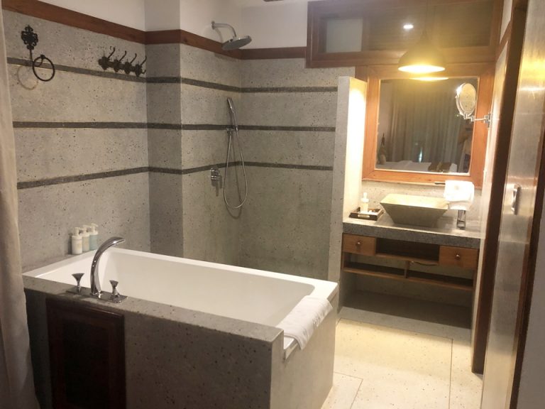 お風呂場全景。右側にトイレのドアがあります