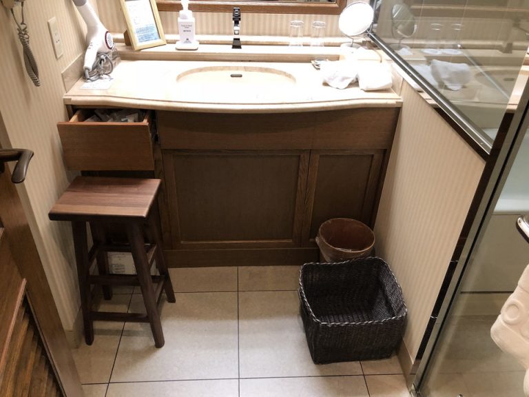 バスルーム入口から洗面所